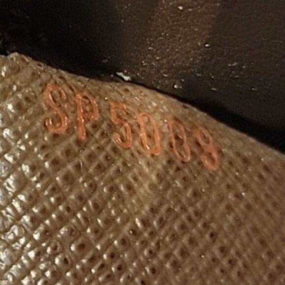 Authentic Louis Vuitton Elise Wallet Good used vintage condition.  Signs… - Picture 14 of 16